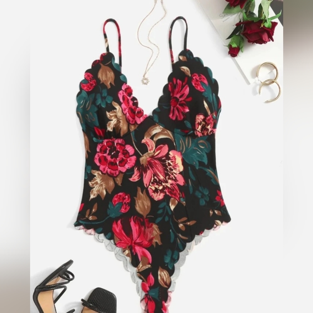 Beautiful bnwt scalloped bodysuit size small. Pretty vibrant colors.